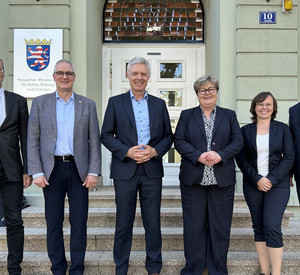 Foto Staatssekretäre und Projektteam nach der Unterzeichnung