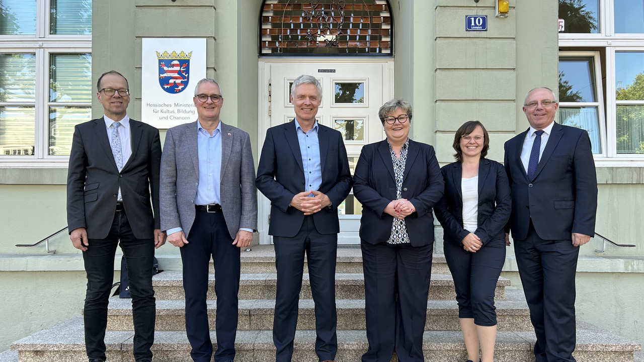 Foto Staatssekretäre und Projektteam nach der Unterzeichnung